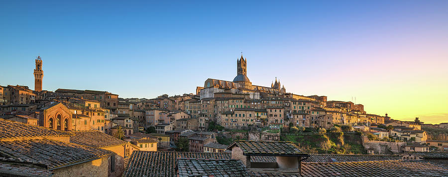 Siena sunset panoramic skyline. Mangia tower and cathedral duomo ...