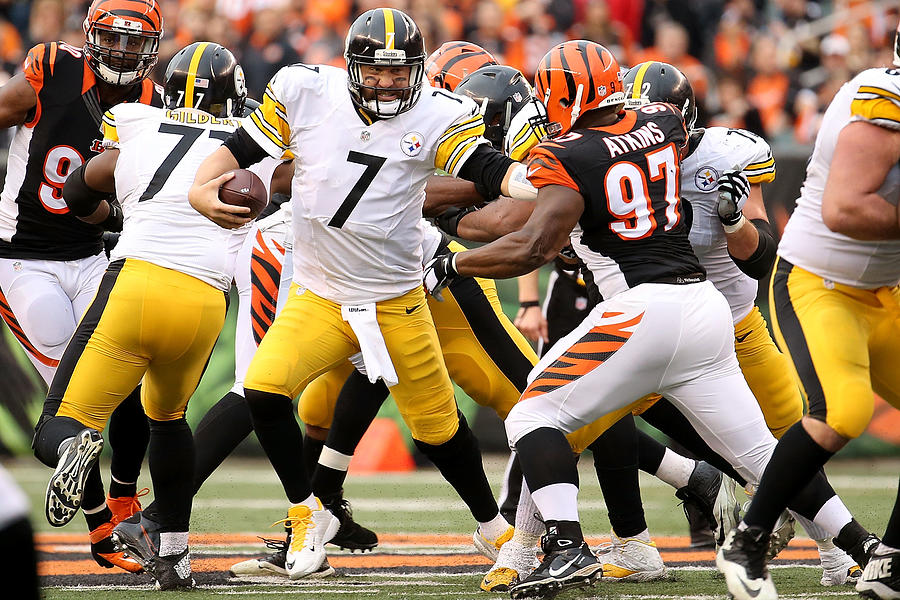 Pittsburgh Steelers v Cincinnati Bengals #20 Photograph by Andy Lyons