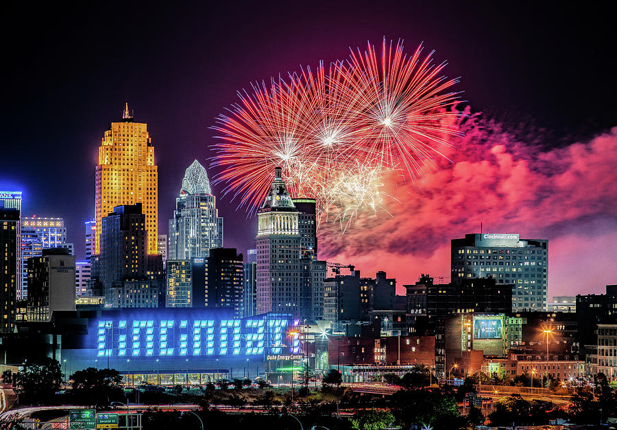 Cincinnati Photograph - 2019 WEBN Fireworks Cincinnati Skyline Photograph by Dave Morgan