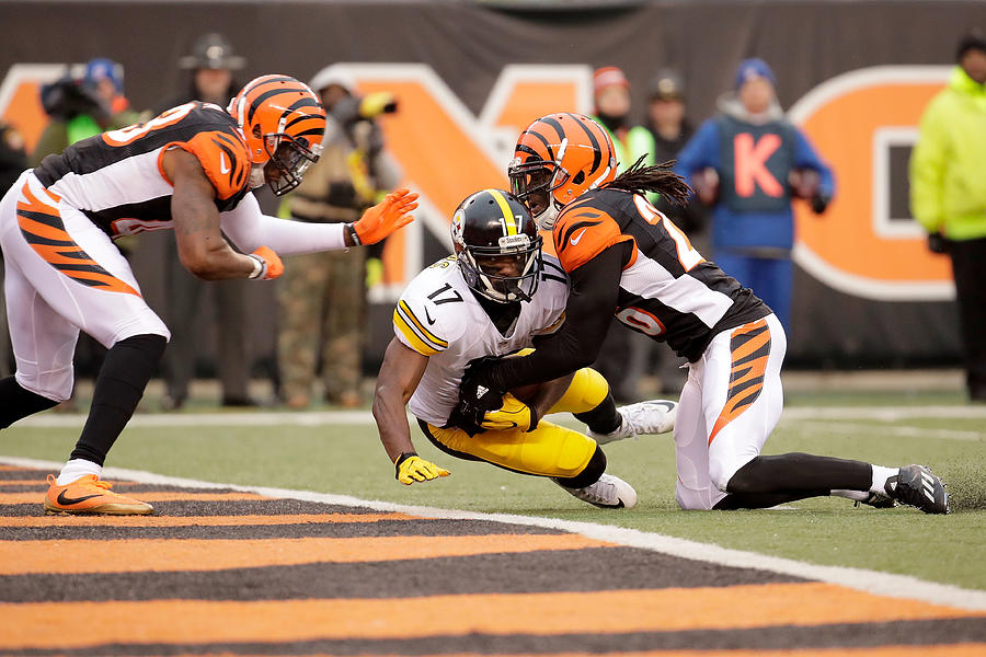 Pittsburgh Steelers v Cincinnati Bengals #27 Photograph by Andy Lyons