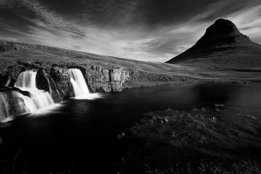 Kirkjufellsfoss waterfall cascading and mount Kirkjufell in back ...