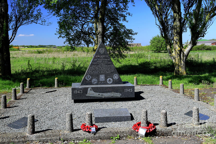 351st, 8th USAF Airforce Memorial at Polebrook village Photograph by ...