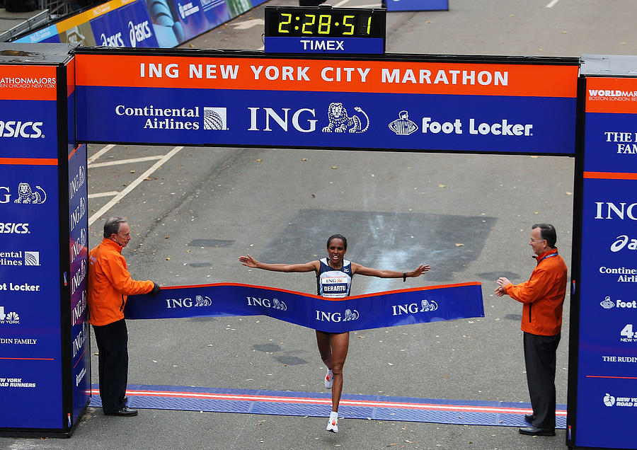 40th ING New York City Marathon Photograph by Mike Stobe