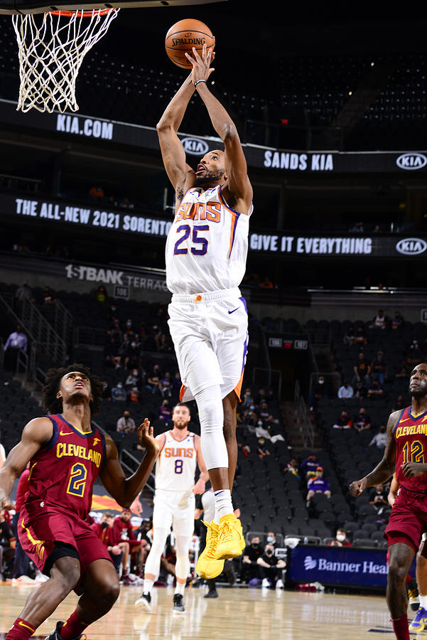 Cleveland Cavaliers v Phoenix Suns #4 Photograph by Barry Gossage