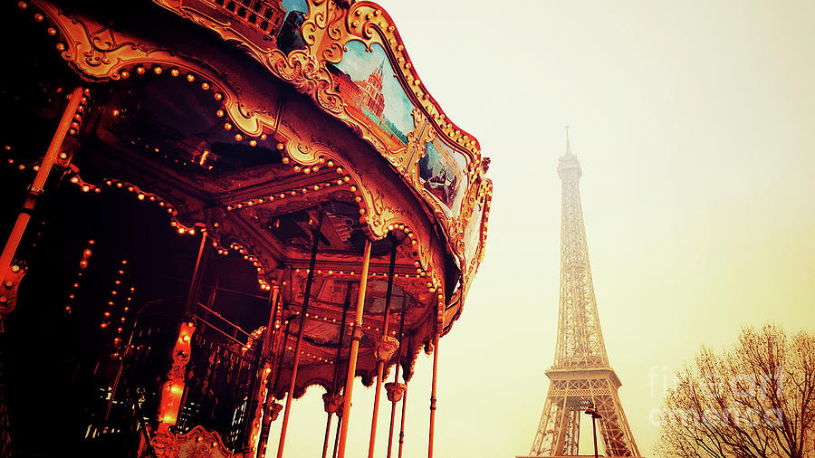 Old fashioned Carousel in park near the Eiffel tower . Paris. Ile de ...