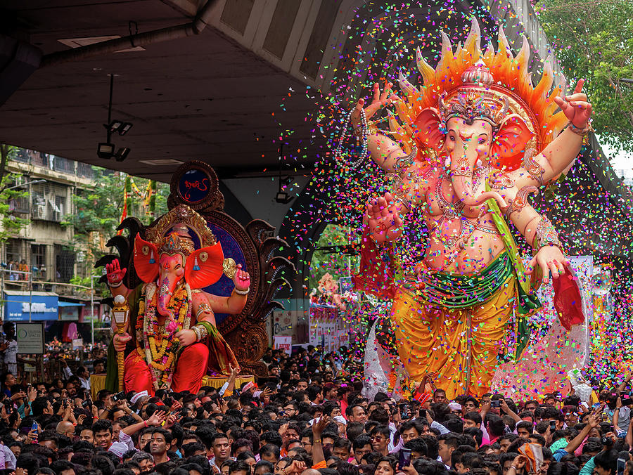 Thousands of devotees bid adieu to Lord Ganesha in Mumbai during ...