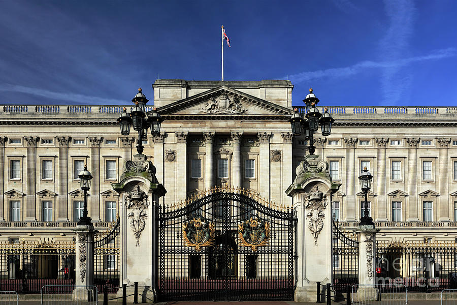 Summer view of the frontage of Buckingham Palace St James Photograph by ...