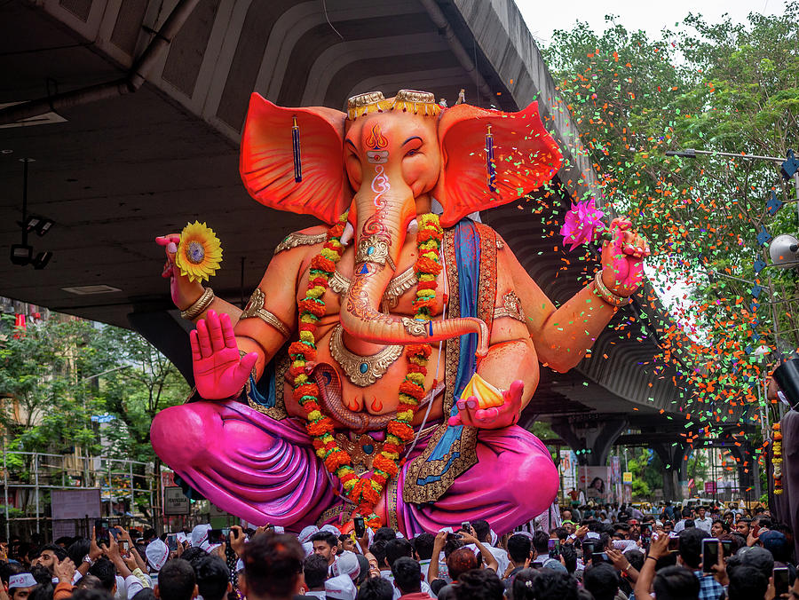 Thousands of devotees bid adieu to Lord Ganesha in Mumbai during ...