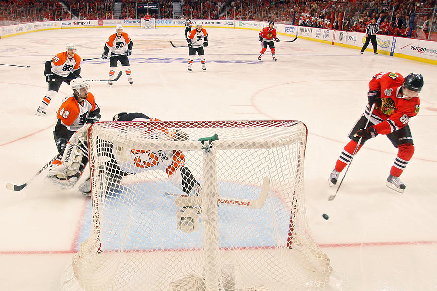 Stanley Cup Finals - Philadelphia Flyers v Chicago Blackhawks - Game Five #7 Photograph by Bruce Bennett