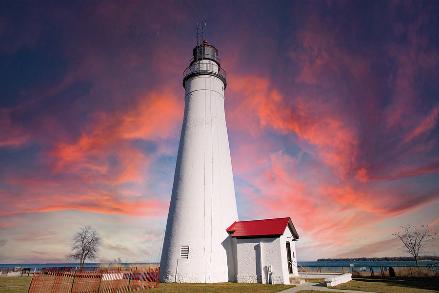 Fort Gratiot Lighthouse in Michigan Photograph by Eldon McGraw