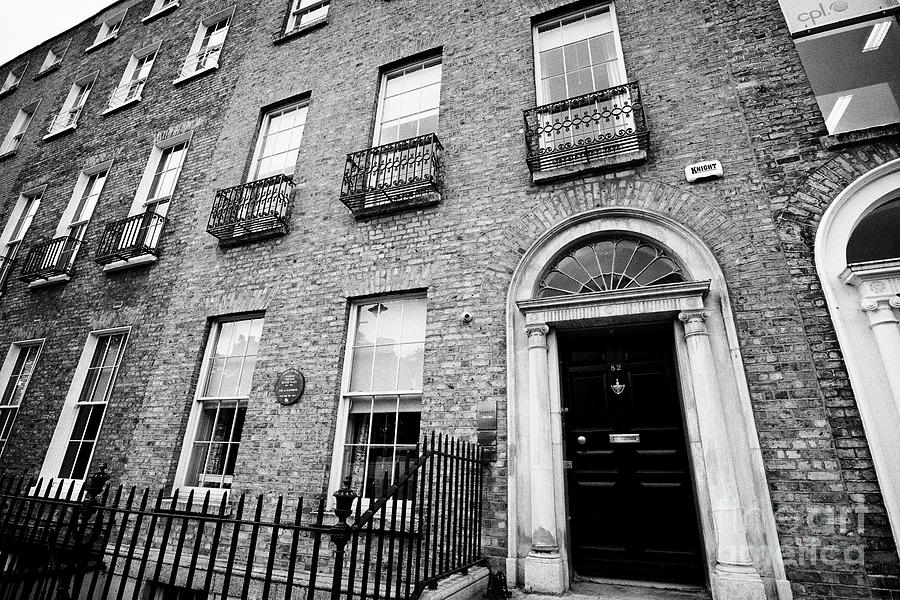 Architecture Photograph - 82 Merrion Square Former Home Of Senator William Butler Yeats Dublin Republic Of Ireland by Joe Fox