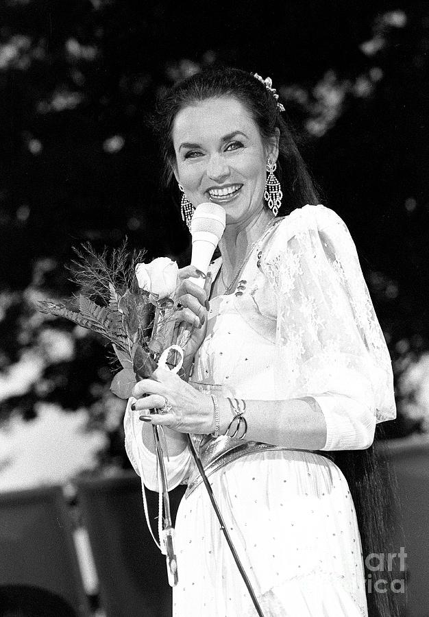 Crystal Gayle Photograph by Concert Photos Fine Art America