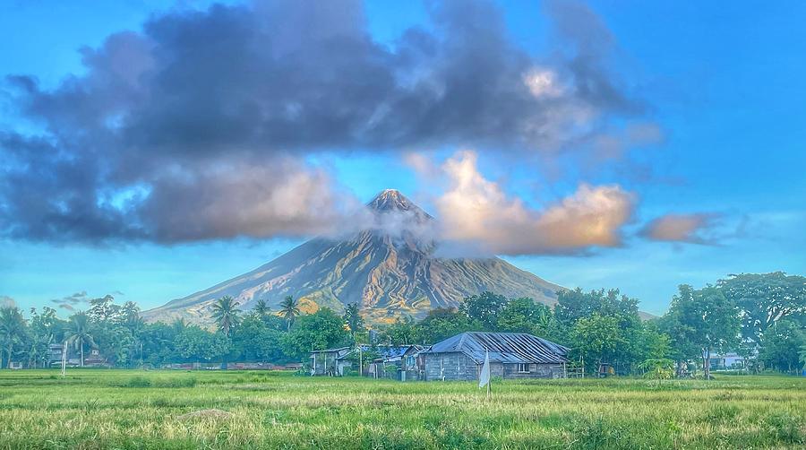 A Beautiful Morning Near The Mayon Volcano Photograph By William E Rogers Pixels 