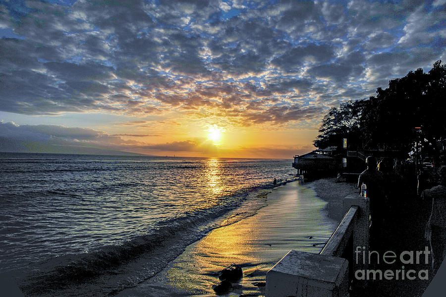 A beautiful sunset in Lahaina on the Island of Maui Photograph by Gunther Allen