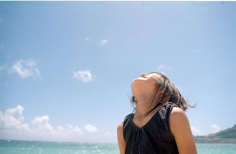 A Girl Who Looks Up The Sky Photograph by Gen Umekita