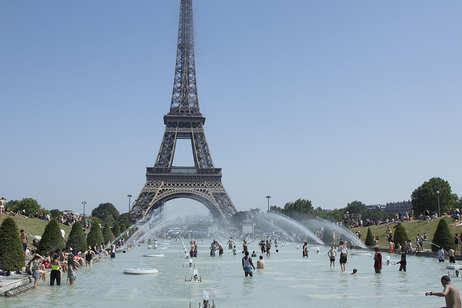 A Heat Wave Hits Paris Photograph by Photo and Co