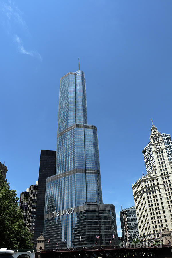 A Highrise In Chicago Photograph by Christiane Schulze Art And ...