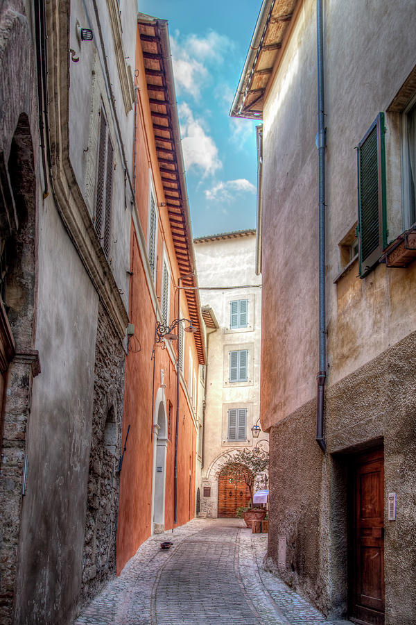 A Strada Chiusa in Trevi Photograph by W Chris Fooshee
