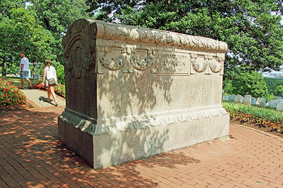 A Tomb Worthy Of A Lincoln Photograph by Cora Wandel