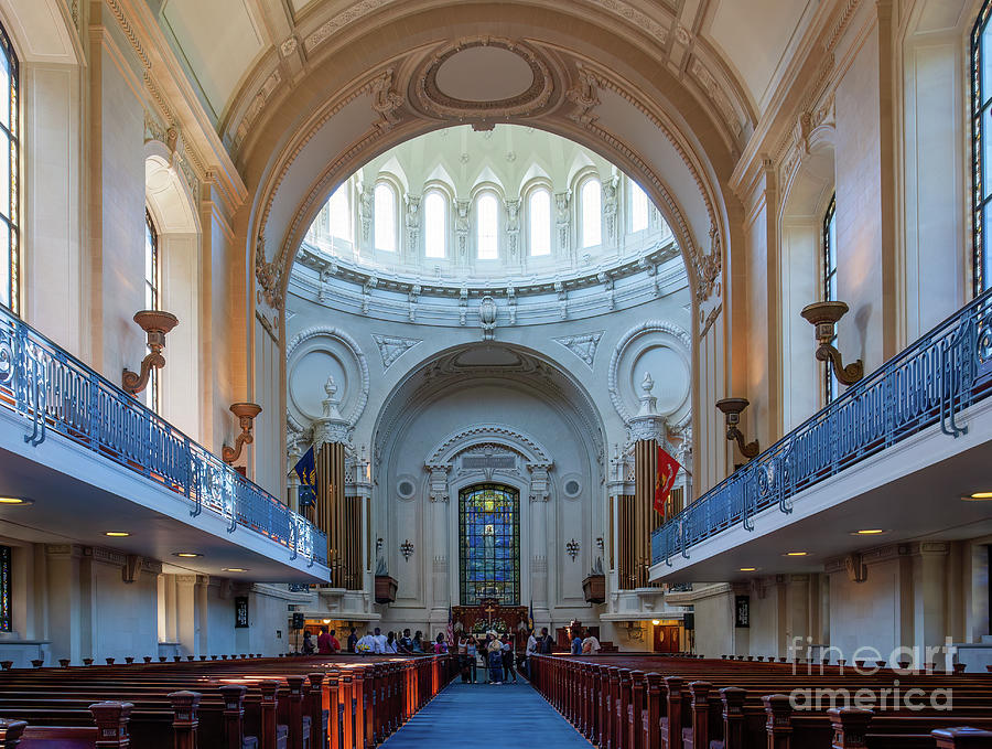 A tour group views the interior of the US Naval Academy Chapel i Photograph by William Kuta