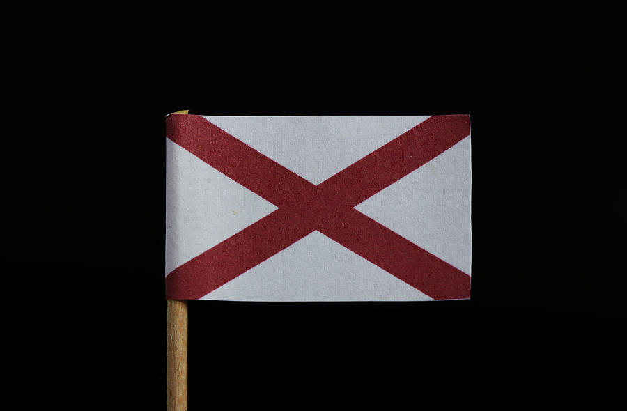 Bandera blanca con una cruz roja