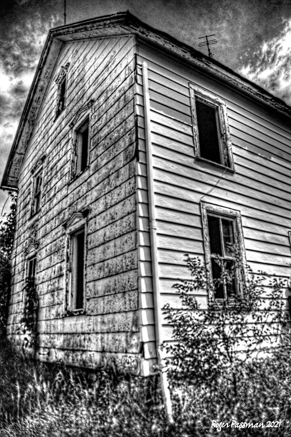 Abandoned Farmhouse Exterior Photograph by Roger Passman - Fine Art America