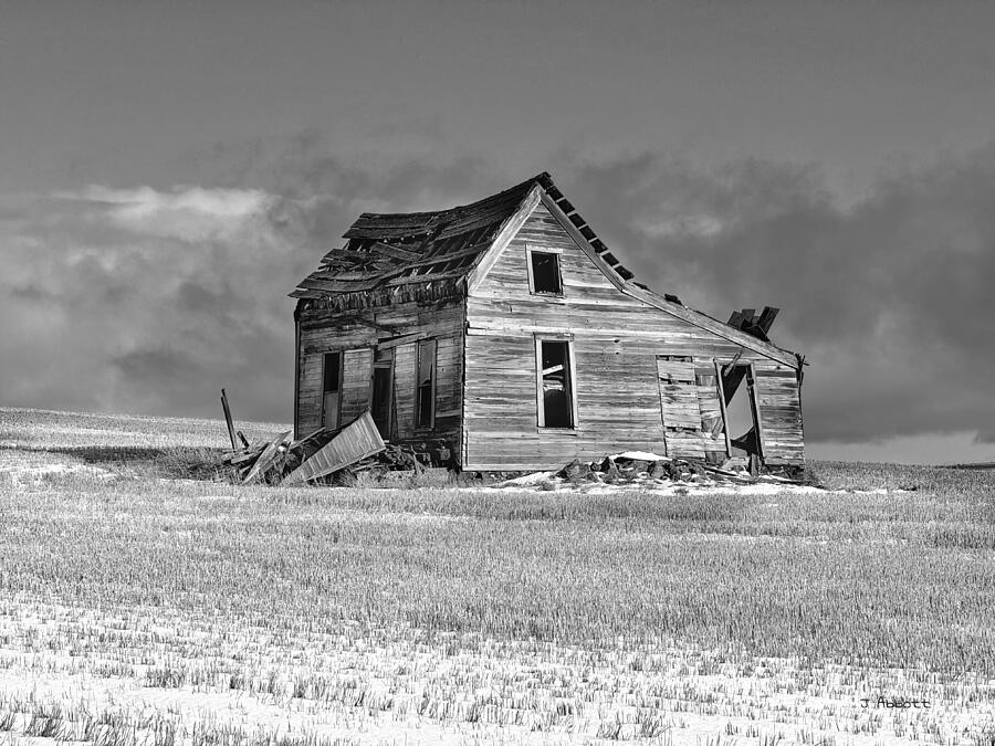 Abandoned Farmhouse - Mondovi #5 bw Photograph by Jerry Abbott