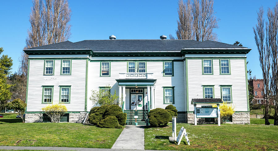 Fort Worden Administration Building Photograph by Tom Cochran
