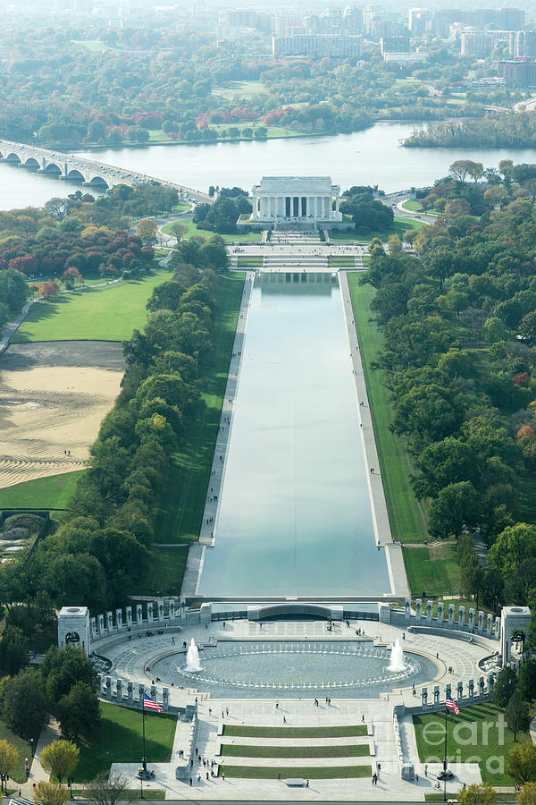 Aerial view of the WWII Memorial, Reflecting Pool, and Lincoln M Photograph by William Kuta