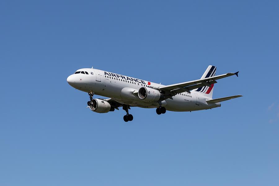 Air France Airbus A320-214 by David Pyatt