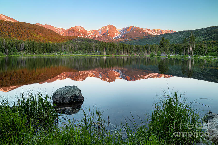 Alpen Glow on Hallet Peak and Sprague Lake in Rocky Mountain nat ...