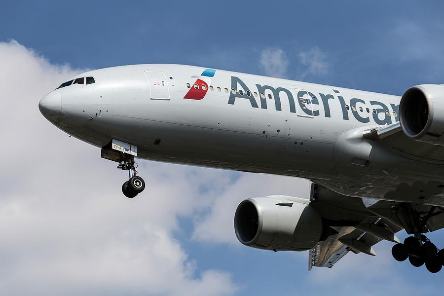 American Airlines Boeing 777-223 X9 Photograph by David Pyatt