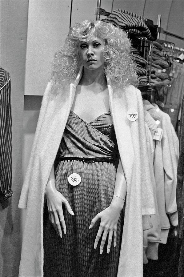 An alluring mannequin. Copenhagen, Denmark, 1979 Photograph by Roberto Bigano