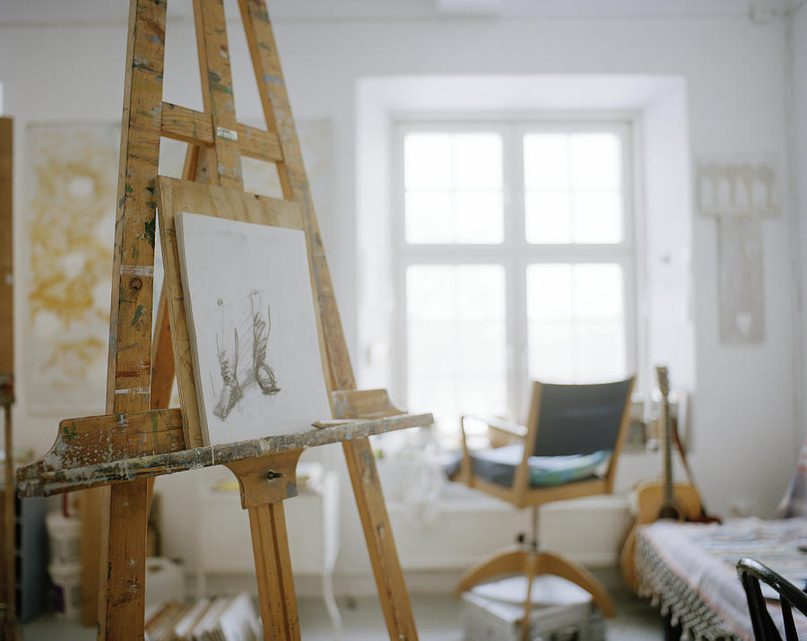 An easel in a studio. Photograph by Lars Stenman