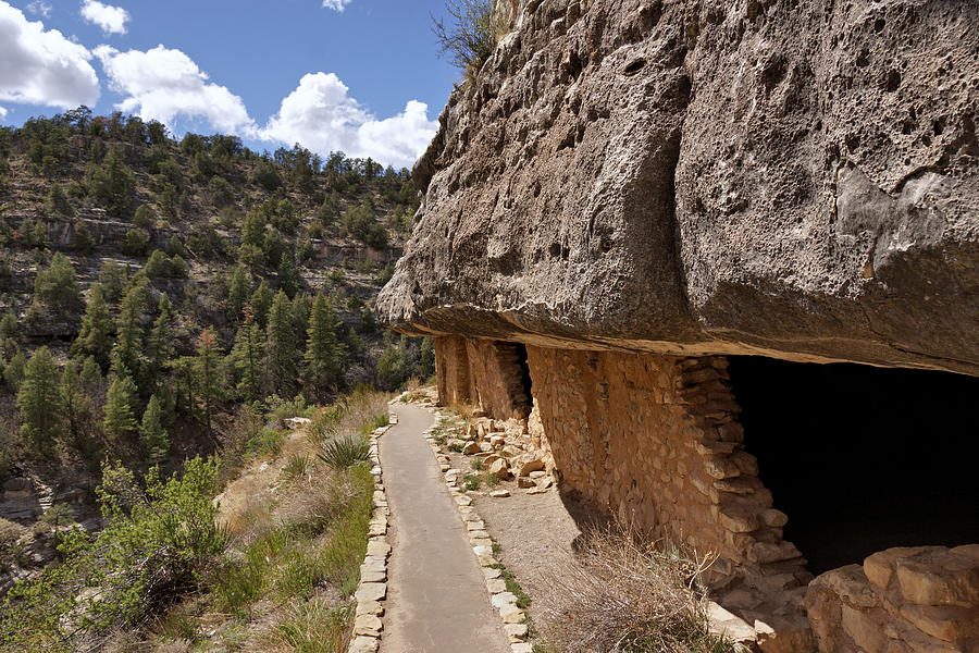 Ancient Puebloan Cave Dwellings Along The Island Trail - Walnut Canyon ...