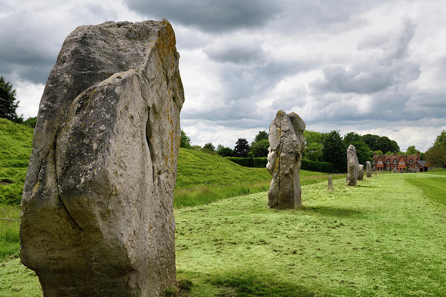 Ancient stand. Эйвбери хендж это комплекс менгиров.