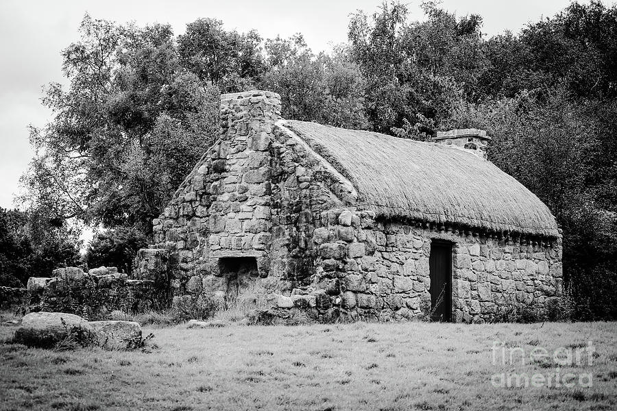 Antrim Thatched Cottage bw Photograph by Eddie Barron