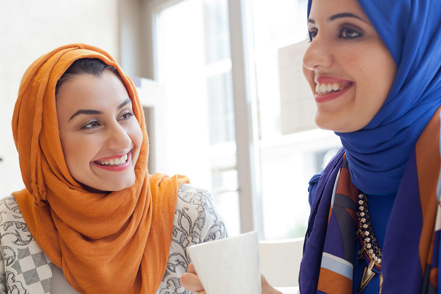 Arab women chatting at café.  Photograph by Tanya Rex/arabianEye