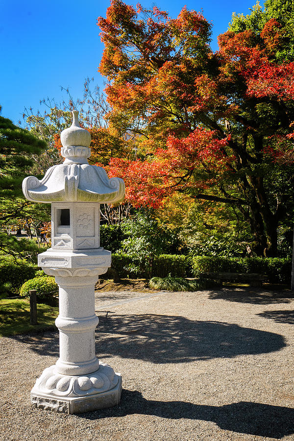 Kumamoto Photograph - Autumn Colours in Suizjengi Jojuen by Richard Smith