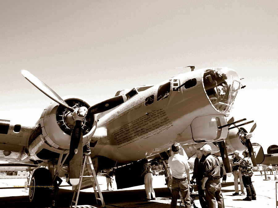 B 17 Flying Fortress Photograph by Richard Thomas