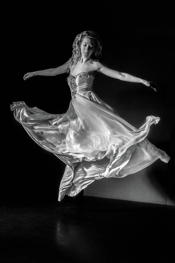 Ballerina II Photograph by Enrique Pelaez
