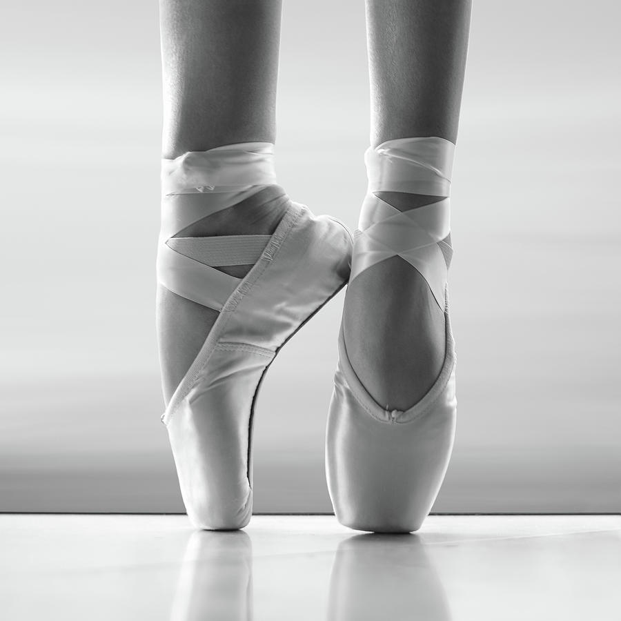 Black And White Photograph - Ballet En Pointe Black And White by Laura Fasulo