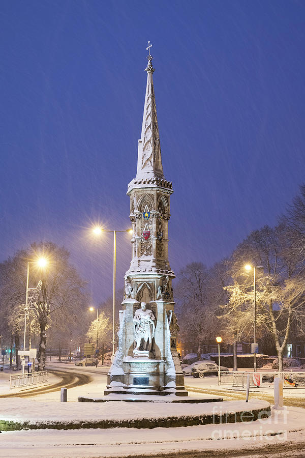 Banbury Cross in the Early Morning Winter Snow Photograph by Tim Gainey
