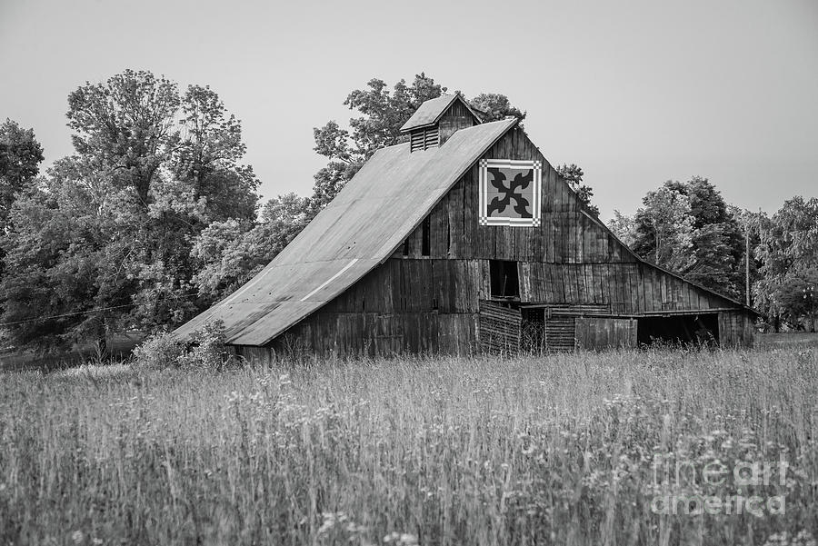 Barn - Battlefield Park - Richmond Kentucky Photograph by Gary Whitton