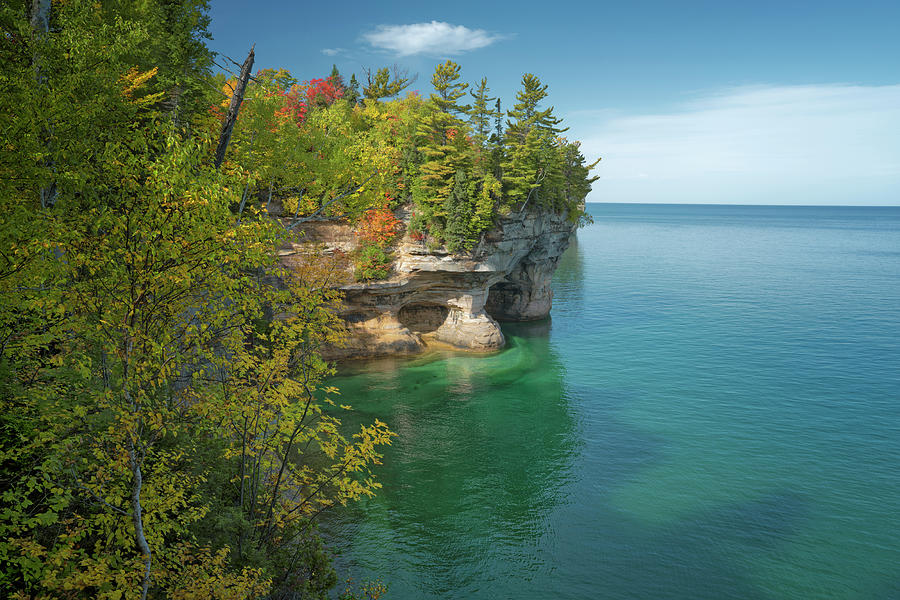 Beautiful colors in Lake Superior and the autumn changing trees over ...