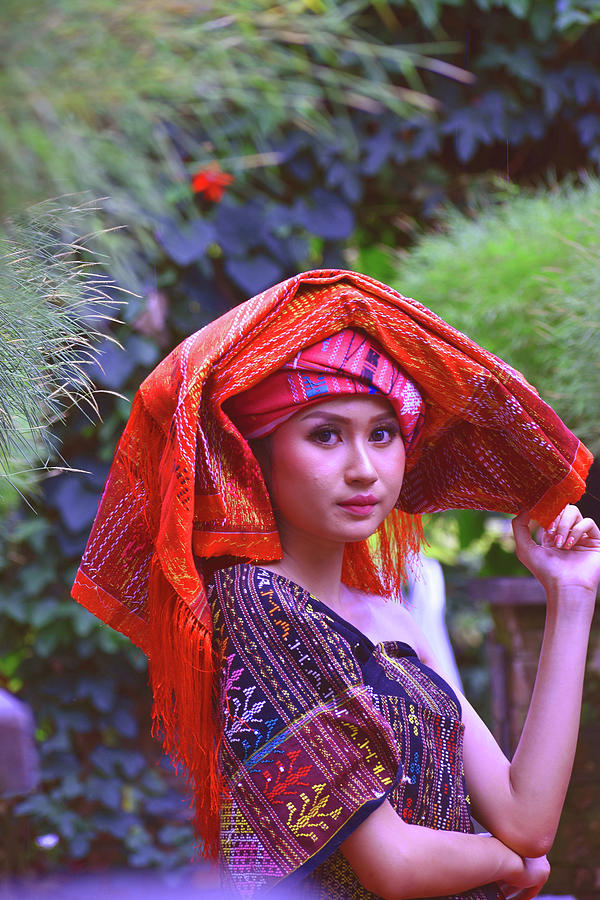 traditional indonesian women