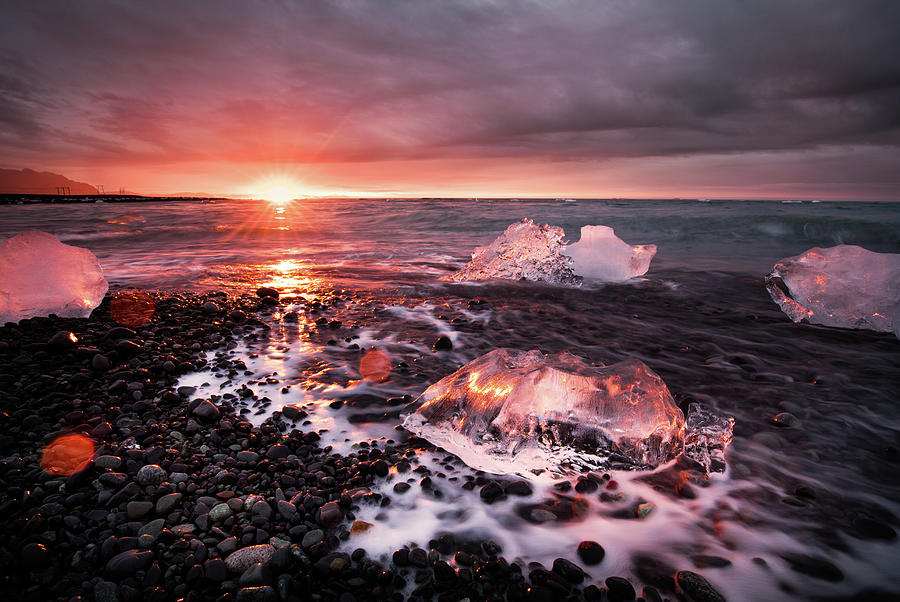 Beautiful sunrise with icebergs in Jokulsarlon lagoon, Iceland ...