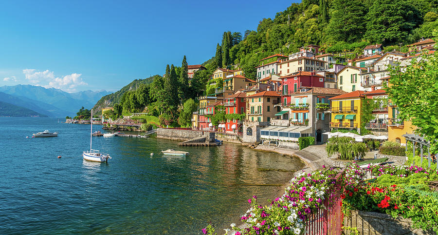Beautiful Varenna waterfront on a sunny summer afternoon, Lake Como ...