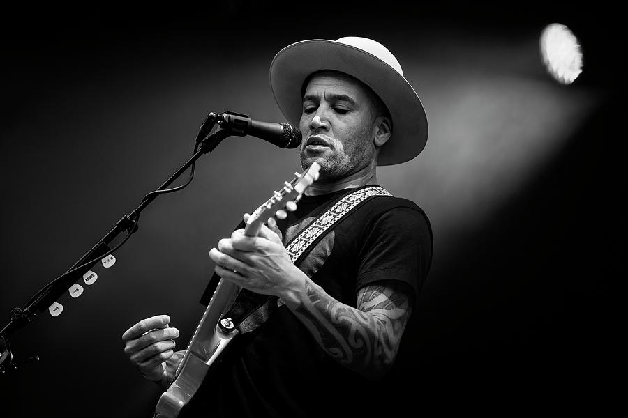 Ben Harper - black and white Photograph by Olivier Parent
