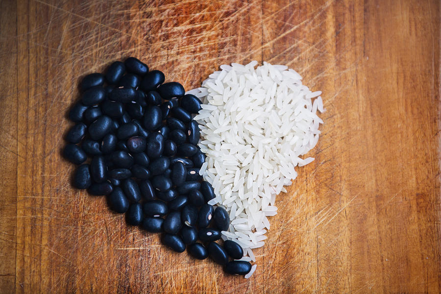 Black beans and rice over  wooden board. Photograph by DircinhaSW